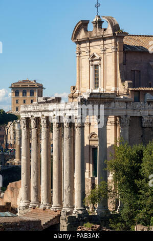 Le Temple d'Antonin et Faustine dans le Forum Romain à Rome Banque D'Images