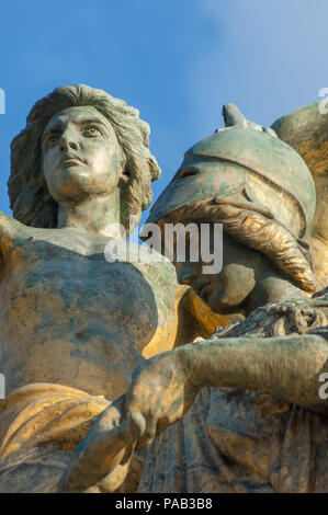 Deux visages de bronze donnent du Il Pensiero (la pensée) statue de Giulio Monteverde sur l'autel de la patrie sur la Piazza Venezia à Rome. Banque D'Images