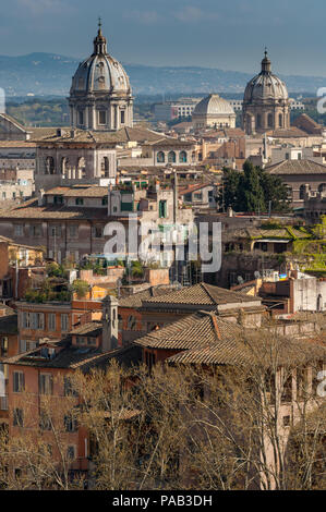 Les toits de Rome avec les dômes de Sant Andrea della Valle, Chiesa di San Biagio e Carlo ai Catinari, et la Grande Synagogue de Rome Banque D'Images