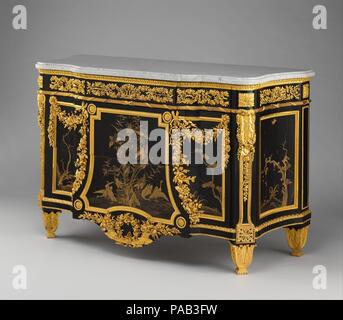 Secrétaire à abattant (Commode). Culture : français, Paris. Dimensions : H. 36-3/4 x 56-1/2 W. x D. 23-1/2 in. (93,3 x 143,5 x 59,7 cm). Bouilloire : Jean Henri Riesener (Français, Gladbeck, Paris 1734-1806). Date : 1783. Jean-Henri Riesener créé cette splendide commode et son complément, le secrétaire (20,155.11) pour Marie-Antoinette en 1783. Elles ont été commandées pour le grand cabinet intérieur de la reine à Versailles, où elle a gardé la collection de boîtes de laque du Japon qu'elle avait hérité de sa mère, l'Impératrice Marie-Thérèse (1717-1780) de l'Autriche. Afin que leur surface decoratio Banque D'Images