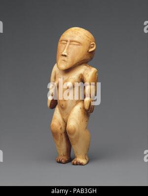 Figure féminine. La culture : les îles Ha'apai. Dimensions : H. 5 1/4 x 2 x 1 W. D. 1/2 in. (13,3 x 5,1 x 3,8 cm). Date : début du 19ème siècle. Bien que la plupart des peuples polynésiens semblent avoir fabriqué et utilisé les images, peu de ces objets ont survécu jusqu'à ce jour. La plupart ont été détruites sous l'influence des missionnaires chrétiens, qui ont vu ces sculptures comme 'idoles." petits personnages féminins de l'ivoire étaient connus de l'archipel des Tonga dès la fin du xviiie siècle. Anciennement connu sous le nom de déesses, ces chiffres sont maintenant pensé pour représenter les ancêtres féminines importantes. Un certain nombre Banque D'Images