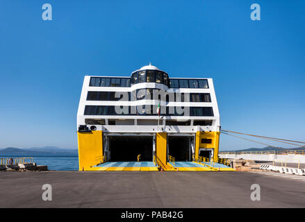 Travailleur à l'entrée de la Corse Frerries Mega Express quatre dans le port de Livourne, Italie Banque D'Images