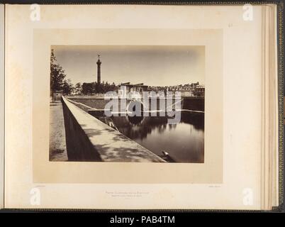 Après la caserne, à la place de la Bastille ; Tunnel du Canal et Colonne de Juillet. Artiste : Alphonse Liébert J. (Français, 1827-1913). Auteur : Alfred d'Aunay (Français). Dimensions : env. : Images 19 x 25 cm (7 1/2 x 9 13/16 in.), ou les supports de marche arrière : 32,8 x 41,3 cm (12 15/16 x 16 1/4 in.), ou l'inverse. Date : 1871. Dans les derniers jours de la Commune, ceux qui résistent au feu poussé des forces nationales en barges le tunnel du Canal Saint-Martin et brûlé le poste militaire qui se tenait au bord de la Place de la Bastille, un poste qui avaient été brûlés dans les révolutions de 1830 et 1848 et de nouveau en 1851 Banque D'Images