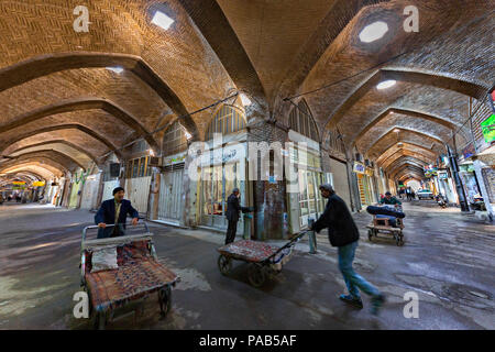 Près de l'ancien bazar Naghshejehan Square, puis dans la partie ancienne de la ville, à Isfahan, Iran. Banque D'Images