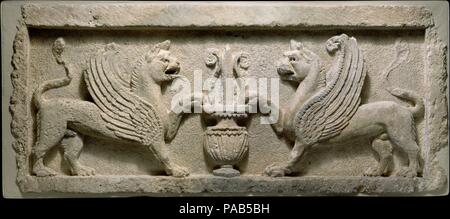 Linteau de porte avec lion-griffins et vase avec feuille de lotus. Culture : l'époque parthe. Dimensions : 172,1 cm L.. Date : ca. 2ème-début 3e siècle de notre ère. Sous Alexandre le Grand (336-323 avant J.-C.), les Grecs ont mis un terme à la puissance achéménide, et une ère de forte influence grecque dans l'Orient ancien a commencé. Babylone, Suse, Persépolis et est tombé à l'armée d'Alexandre en 331 avant J.-C., et sa puissance jusqu'à l'Inde. Mais en 323 avant J.-C., alors qu'il était encore un jeune homme, Alexander est tombé malade et est mort à Babylone. Privé de son leadership, l'empire était divisé par une lutte pour le pouvoir entre ses successeurs, le royaume séleucide Banque D'Images