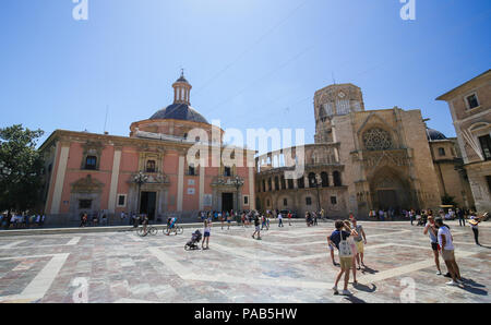 La cathédrale de Valence (13C) et la Basilique de la Virgen de los Desamparados à la Plaza de la Almoina à Valence, Espagne Banque D'Images