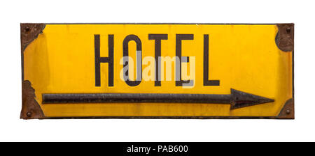 Rusty rustique isolée Street signe pour un hôtel avec la flèche sur un fond blanc Banque D'Images