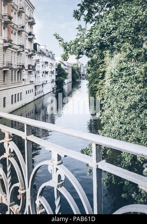 Canal à Hambourg, en Allemagne, le jour d'été ensoleillé Banque D'Images
