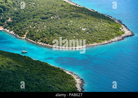 Un yacht au mouillage dans une des nombreuses petites criques près de Kioni sur la côte sud-est de l'île d'Ithaque, Mer Ionienne, Grèce Banque D'Images