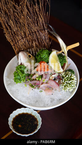 Sashimi de chinchard traditionnellement servi avec sauce Ponzu épicé Banque D'Images