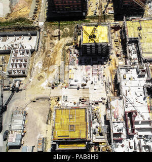 Vue verticale d'une grande hauteur d'une enveloppe de bâtiment carré recouvert de tapis d'étanchéité jaune, photo aérienne, nadir, faite avec drone Banque D'Images