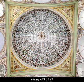 ISTANBUL - 5 novembre : Salle de la douairière plafond Sultan, le palais de Topkapi à Istanbul Banque D'Images