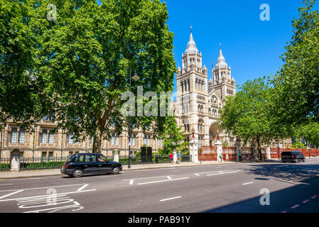 Vue sur la façade du Musée d'Histoire Naturelle de Londres Banque D'Images