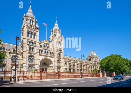 Vue sur la façade du Musée d'Histoire Naturelle de Londres Banque D'Images