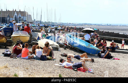 Les gens profiter du beau temps sur la plage de Whitstable, Kent, comme le temps chaud se poursuit. Banque D'Images