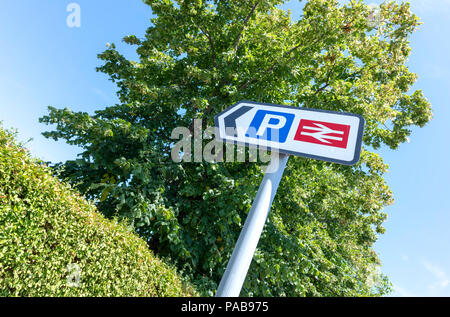 Inscrivez-vous sur un poteau, indiquant à la fois l'emplacement de parking et une gare ferroviaire à Lytham, Lancashire Banque D'Images