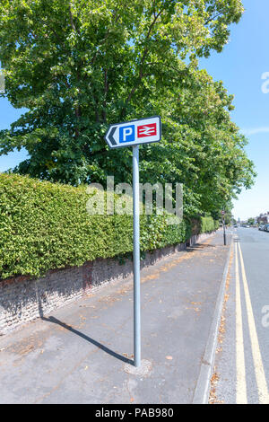 Inscrivez-vous sur un poteau, indiquant à la fois l'emplacement de parking et une gare ferroviaire à Lytham, Lancashire Banque D'Images