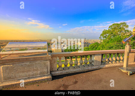 Paris, France - le 3 juillet 2017 : point de vue des toits de Paris au coucher du soleil à partir de la terrasse de Basilique du Sacré Coeur de Montmartre, le plus haut point de la ville de Paris, France. Banque D'Images