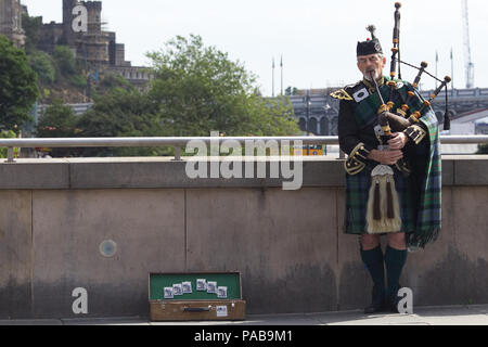 Highlander jouant la cornemuse dans highland traditionnelles dress à Édimbourg Banque D'Images
