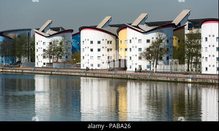 Les bâtiments de l'Université d'East London Docklands campus se reflétant dans les eaux de la Royal Albert Dock Banque D'Images