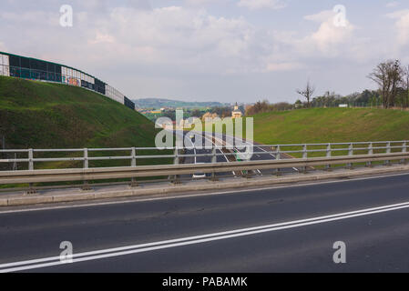 Voir ci-dessus de la route S52 de l'Autoroute Près de Bielsko-Biala city en voïvodie de Silésie de Pologne Banque D'Images