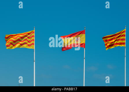 Le catalan, l'espagnol et l'Tarragonian drapeaux flottants sur un mât contre un ciel bleu. Le gouvernement de Catalogne souhaite séparer de l'Espagne Banque D'Images