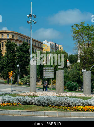 Tarragone, Espagne - 11 juillet 2018 : la Place de l'UNESCO à l'entrée de la ville historique de Tarragone avec panneaux indiquant les principaux sites touristiques Banque D'Images