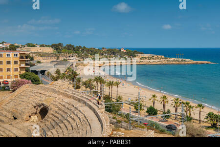 Tarragone, Espagne - 11 juillet 2018 : vue panoramique sur l'ancien amphithéâtre romain de Tarragone, en Espagne, à côté de la mer Méditerranée - UNESCO World H Banque D'Images