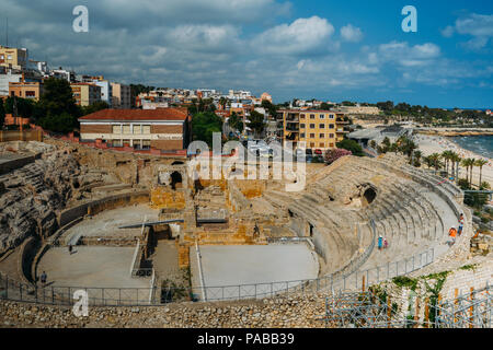 Tarragone, Espagne - 11 juillet 2018 : vue panoramique sur l'ancien amphithéâtre romain de Tarragone, en Espagne, à côté de la mer Méditerranée - UNESCO World H Banque D'Images