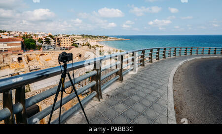 Tarragone, Espagne - 11 juillet 2018 : rédaction d'illustration d'un reflex numérique Nikon D800 et le trépied avec vue panoramique sur l'ancien amphithéâtre romain de Tarrag Banque D'Images