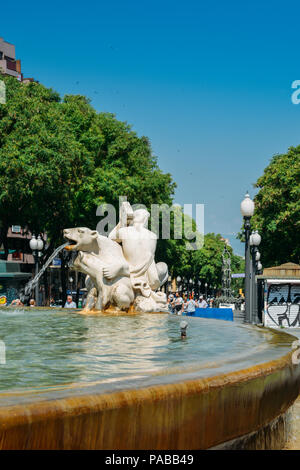 Tarragone, Espagne - 12 juillet 2018 : Fontaine du Centenaire décoré de sculptures représentant les quatre continents sur La Rambla Nova au centr Banque D'Images