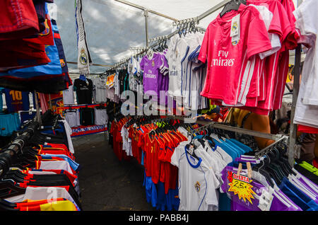 Tarragone, Espagne - 12 juillet 2018 : sortie de la rue du marché sur la Rambla Nova à Tarragone la vente de marchandises y compris Barcelone football football club jers Banque D'Images