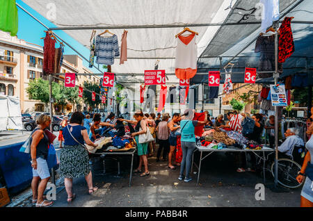 Tarragone, Espagne - 12 juillet 2018 : sortie au marché de la rue de shopping sur la Rambla Nova à Tarragone la vente en ligne de vêtements Banque D'Images