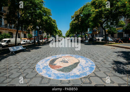 Tarragone, Espagne - 12 juillet 2018 : Moscaic sur le terrain dédié à la Tarragone Theatre, un théâtre de 698 places, sur la promenade principale Rambla Nova. Buil Banque D'Images