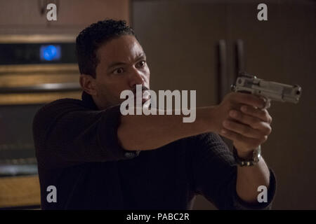 DATE DE SORTIE : Titre : Avril 20, 2018 Studio : Global Road Entertainment Réalisateur : Deon Taylor RÉSUMÉ : un couple pour un week-end romantique dans les montagnes sont abordées par un gang de motards. Seul dans les montagnes, Brea et John doit se défendre contre la bande, qui ne reculera devant rien pour protéger leurs secrets. Avec : LAZ ALONSO comme Darren Cole. (Crédit Image : © Global Road Entertainment/photos) Banque D'Images