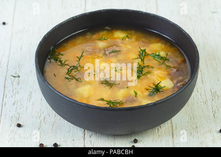 La soupe aux pois avec du boeuf et de l'aneth Banque D'Images