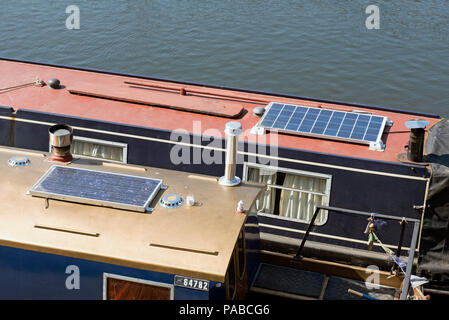Des panneaux solaires sur le dessus de péniches, Regent's Canal, London Borough of Camden, Angleterre Royaume-uni Grande-Bretagne Banque D'Images