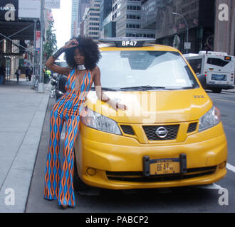 New York, USA. 21 juillet, 2018. Designer Lavie Byck apporté certains modèles pour présenter sa nouvelle collection sur l'E 57 rue près de Central Park, New York. Credit : Niyi Fote/Thenews2/Pacific Press/Alamy Live News Banque D'Images