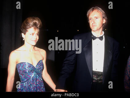 LOS ANGELES, CA - le 30 mars : L'actrice Linda Hamilton et James Cameron Directeur assister à la 64e conférence annuelle des Academy Awards le 30 mars 1992 à la Dorothy Chandler Pavilion à Los Angeles, Californie. Photo de Barry King/Alamy Stock Photo Banque D'Images