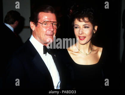 LOS ANGELES, CA - le 30 mars : l'acteur Roger Moore assiste à la 64e conférence annuelle des Academy Awards le 30 mars 1992 à la Dorothy Chandler Pavilion à Los Angeles, Californie. Photo de Barry King/Alamy Stock Photo Banque D'Images