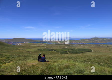 Les jeunes voyageurs bénéficiant d''une vue sur le long de l'Anneau du Kerry, dans le comté de Kerry, Irlande. Banque D'Images