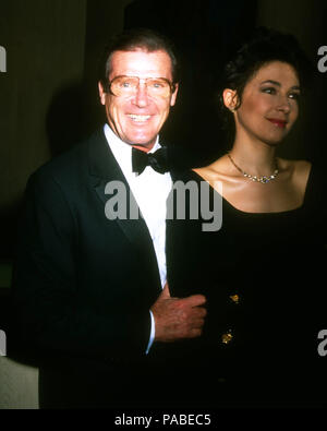 LOS ANGELES, CA - le 30 mars : l'acteur Roger Moore assiste à la 64e conférence annuelle des Academy Awards le 30 mars 1992 à la Dorothy Chandler Pavilion à Los Angeles, Californie. Photo de Barry King/Alamy Stock Photo Banque D'Images