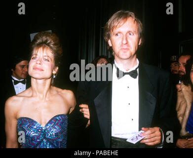 LOS ANGELES, CA - le 30 mars : L'actrice Linda Hamilton et James Cameron Directeur assister à la 64e conférence annuelle des Academy Awards le 30 mars 1992 à la Dorothy Chandler Pavilion à Los Angeles, Californie. Photo de Barry King/Alamy Stock Photo Banque D'Images