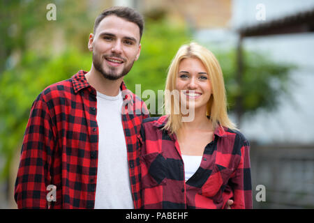 Jeune couple ensemble dans les rues à l'extérieur Banque D'Images