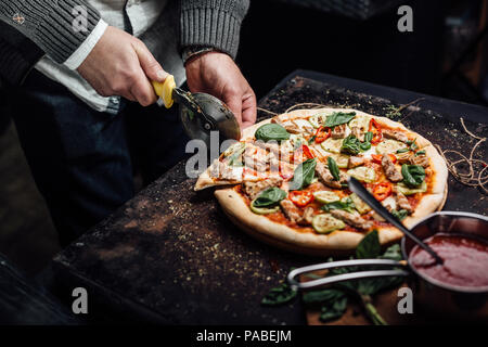 La pizza avec les tranches de viande avec le basilic et le poivre. Pizza italienne. Banque D'Images