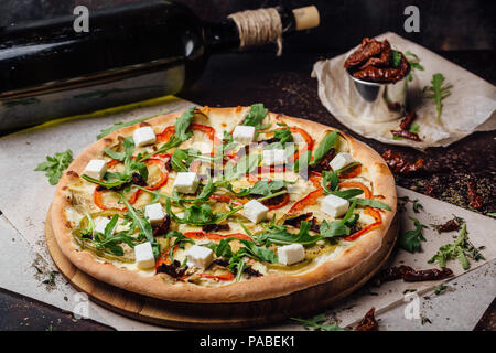 Pizza à la roquette poivre feta et tomates à feuilles caduques. Pizza italienne. Banque D'Images