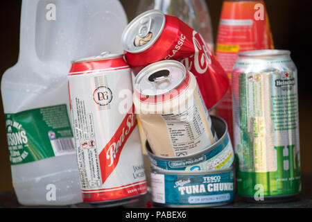 Vue générale de plastique et de métal et verre recyclables contenants alimentaires. Les déchets d'emballages expédiés outre-mer britannique pour le recyclage pourrait être en fait se retrouver dans une décharge en raison de l'insuffisance des contrôles, la surveillance des dépenses du gouvernement a mis en garde. Banque D'Images