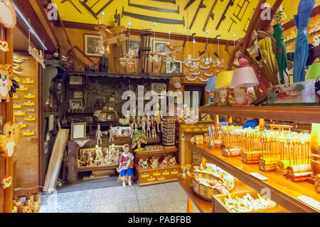 Une vaste exposition de poupées et jouets en bois sculpté à l'intérieur de la célèbre Bartolucci shop à Rome Banque D'Images