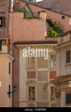 Bâtiments colorés à la jonction de la Via di Sant'Eustachio et Via della Palombella à Rome Banque D'Images