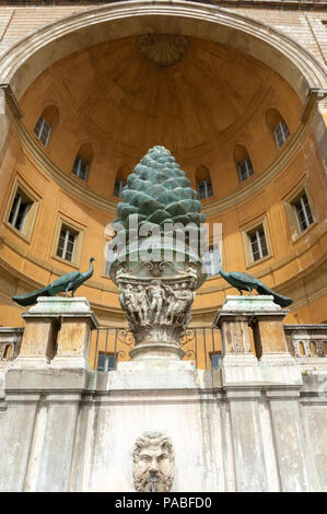 La Pigna, ou bronze géant cône de pin, est assis dans une grande niche dans le mur du musée du Vatican. face à la Cortile della Pigna. Banque D'Images